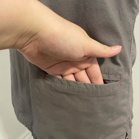 IguanaMed MedFlex 2 Quattro V Neck Scrub Top XS - Picture 7 of 10